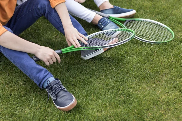 Crianças segurando raquetes de badminton — Fotografia de Stock