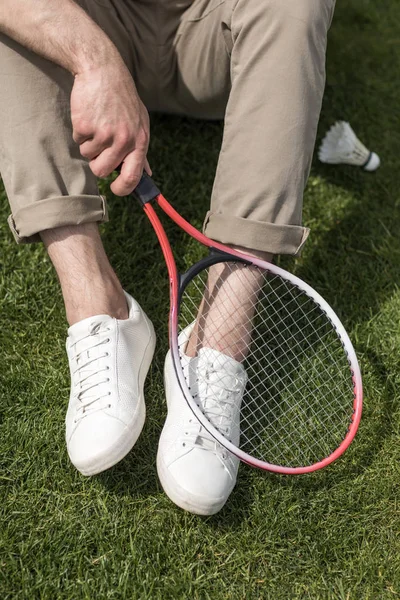 Homme tenant une raquette de badminton — Photo