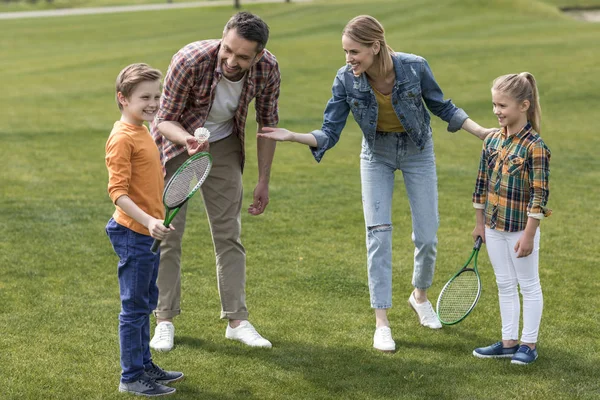 Familia feliz jugando bádminton en el parque — Foto de Stock