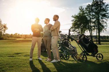 Golf oynarken erkekler 