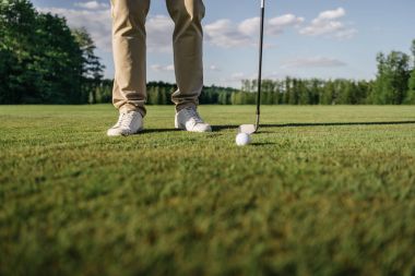 Golf oynayan adam. 