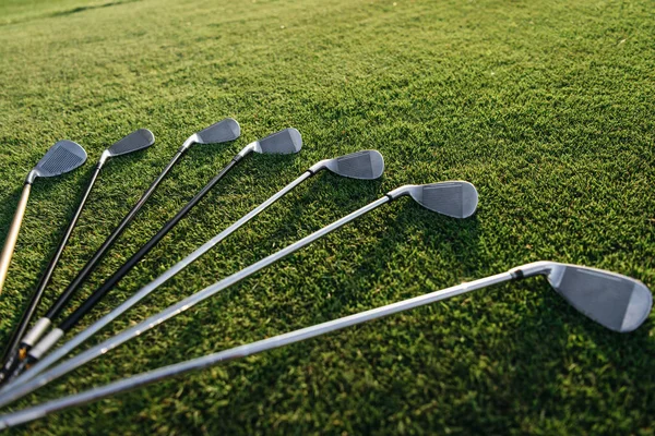 Çimenlerin üzerinde golf kulüpleri — Stok fotoğraf