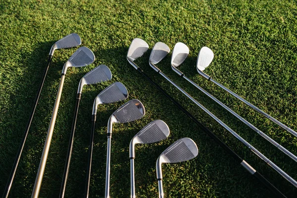 Golf clubs op gras — Stockfoto