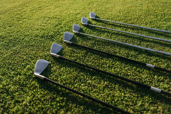 Clubes de golf sobre hierba — Foto de Stock