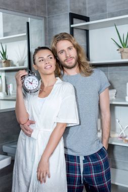 çalar saat ile Çift