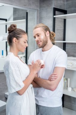 Çift uygulanan yüz kremi