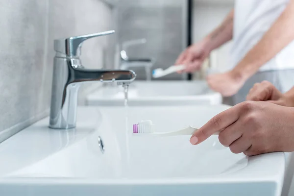 Pareja cepillándose los dientes — Foto de Stock