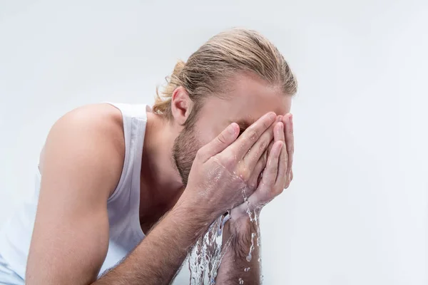 Joven hombre lavado cara — Foto de Stock