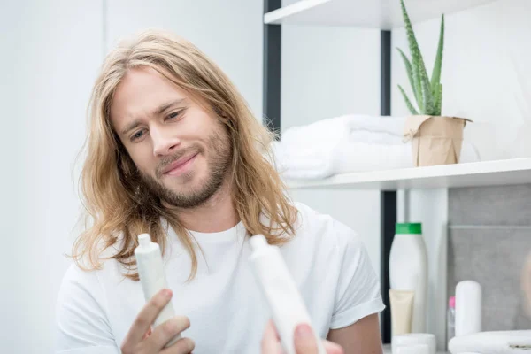 Hombre sosteniendo pasta de dientes — Foto de Stock