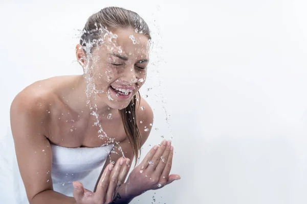 Mulher lavando rosto — Fotografia de Stock