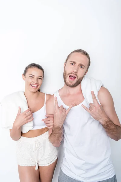 Casal feliz olhando para a câmera — Fotografia de Stock