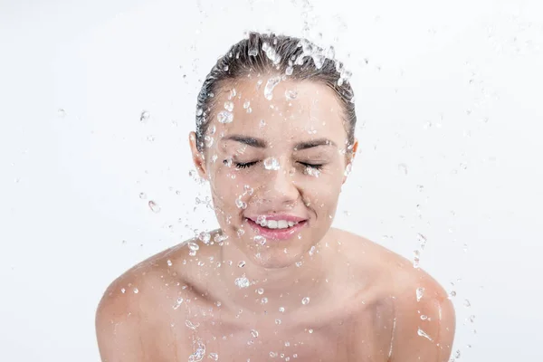 Kobieta biorąc prysznic — Zdjęcie stockowe