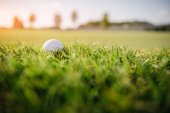 golfový míček na trávě