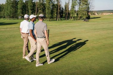 Golf oynarken erkekler 