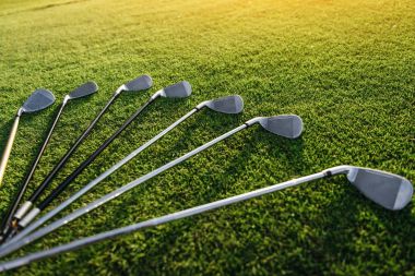 çimenlerin üzerinde golf kulüpleri