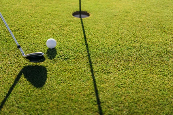 Golfklubba och golfboll — Stockfoto