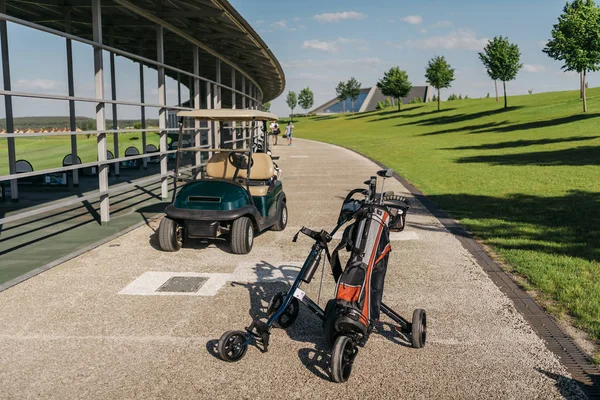 Carro de golf y maderas en bolsa — Foto de Stock