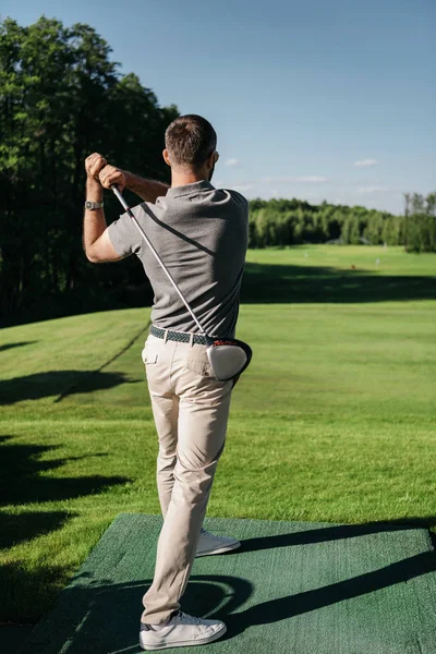 Homem a jogar golfe — Fotografia de Stock Grátis