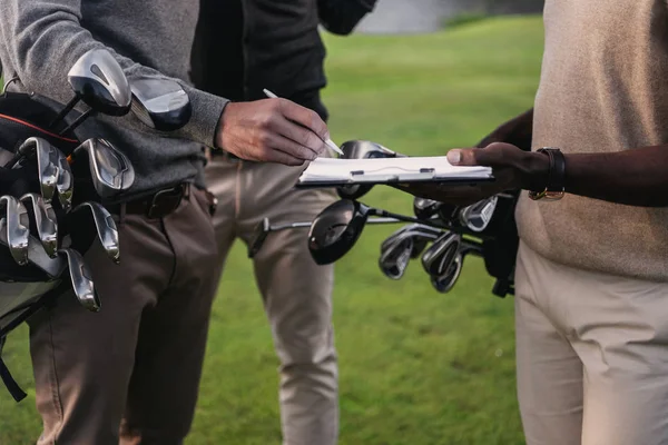 Golfers signing papers — Stock Photo, Image