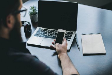 Akıllı telefon kullanan iş adamı