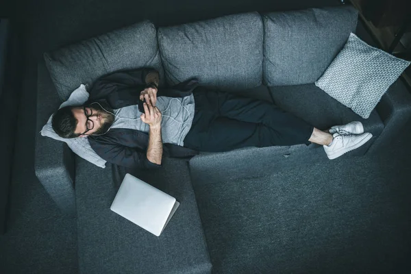 Homem usando smartphone — Fotografia de Stock