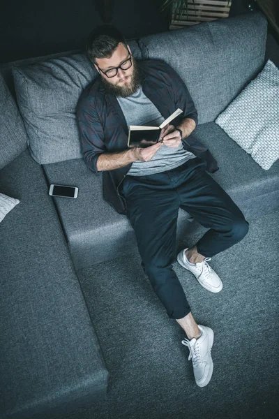 Adam kitap okuyor. — Stok fotoğraf