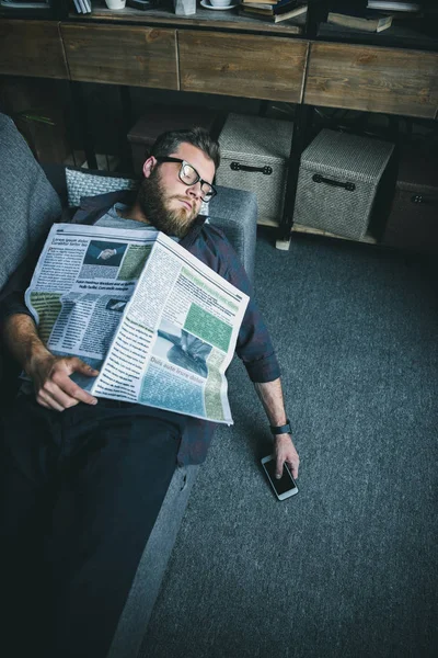 Homem dormindo com jornal — Fotografia de Stock