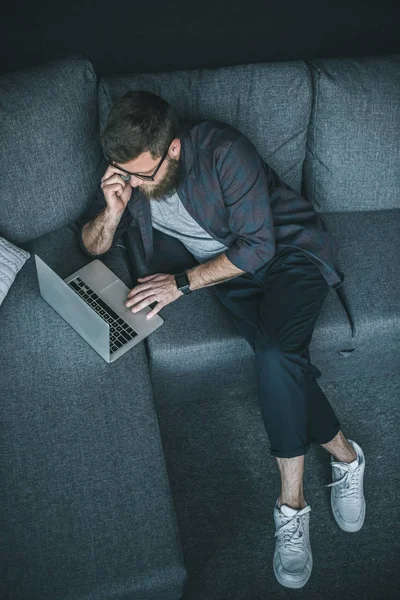 Hombre usando ordenador portátil — Foto de Stock