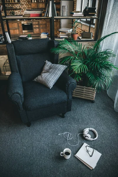 Digital devices in empty room — Stock Photo, Image