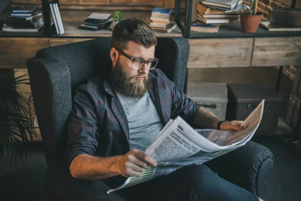 Hombre leyendo periódico —  Fotos de Stock