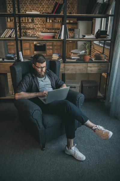 Mann benutzt Laptop — Stockfoto