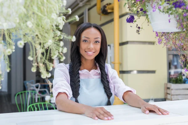 Young waitress in outdoor cafe — Stock Photo, Image