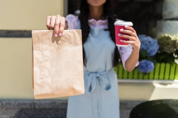 Camarera sosteniendo bolsa de papel — Foto de Stock