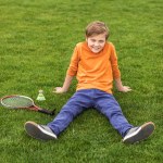 男孩与羽毛球设备