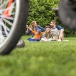 Familjen sitter i parken