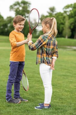 Badminton oynamaya kardeşler