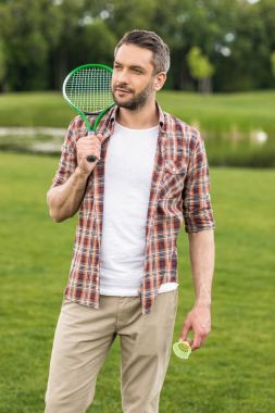 adam badminton oynarken 