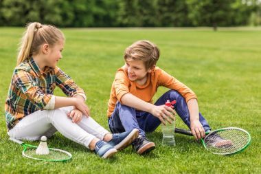 badminton ekipman çocuklarla
