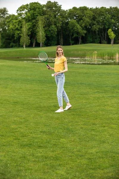 Mulher jogando badminton — Fotografia de Stock