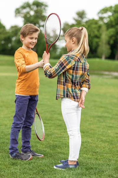 Siblings playing badminton — Stock Photo, Image