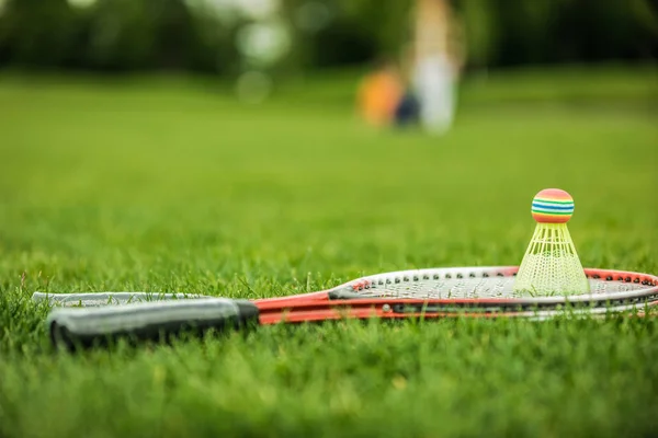 Badminton racquets and shuttlecock — Free Stock Photo