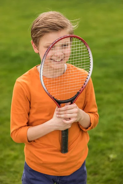 Menino com raquete de badminton — Fotografia de Stock Grátis