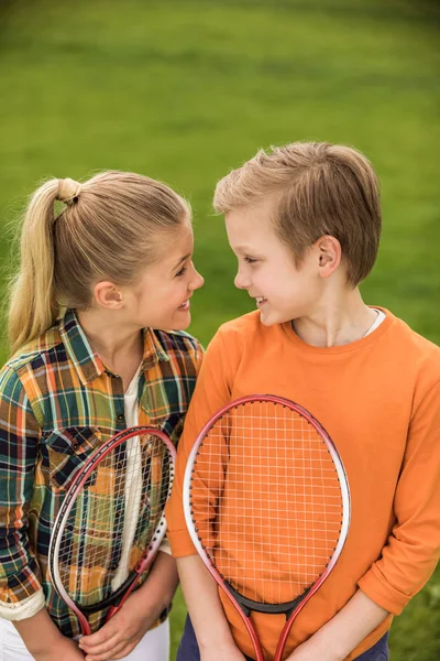 Syskon med badminton racket — Stockfoto