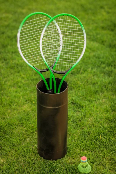 Raquetas de bádminton en contenedor — Foto de stock gratis