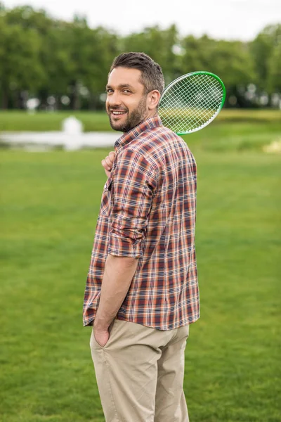 Homem a jogar badminton — Fotografia de Stock