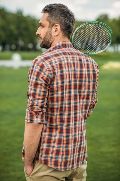 Man spelar badminton — Gratis stockfoto