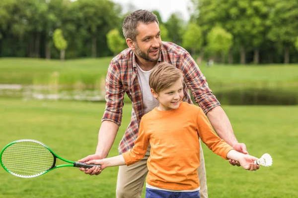 Familj spelar badminton — Gratis stockfoto