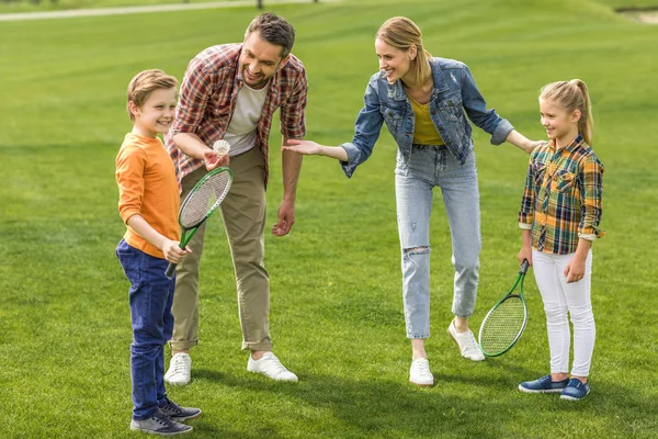 Familj spelar badminton — Stockfoto