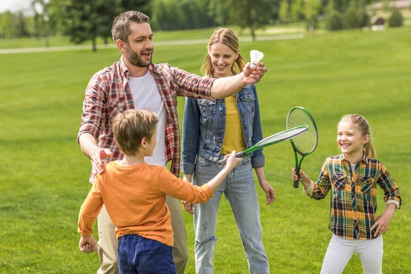 Family playing badminton — Stock Photo, Image