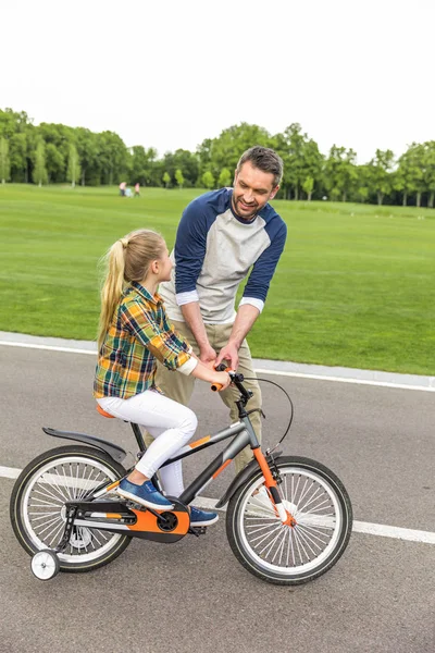 Tochter auf Fahrrad unterwegs — kostenloses Stockfoto